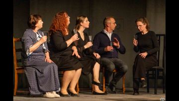 Premiera Teatr Danica - Premiere: Žalujoča družina